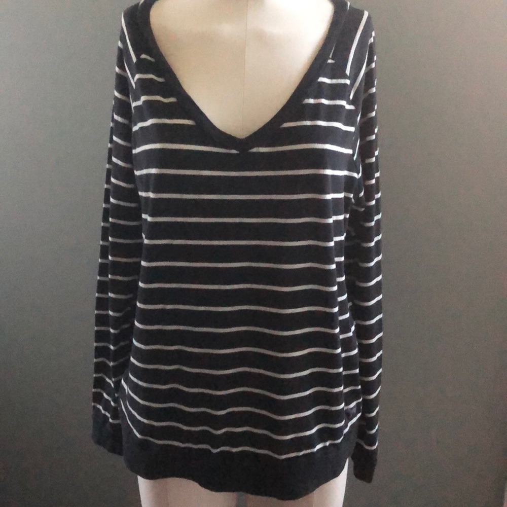 VS PINK Light Weight Long Sleeves Vneck Size M